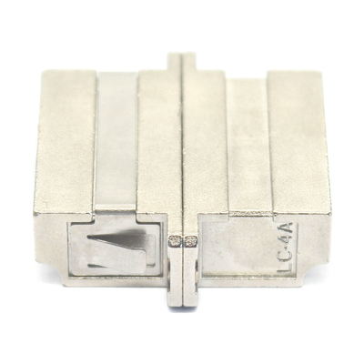 Adaptateur à fibre optique quadruplex compatible réseau 4G LC UPC avec bride dans boîtier métallique