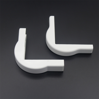 FTTH tube mural fibre optique câblage en plastique angle de flexion en blanc avec connecteur de clip