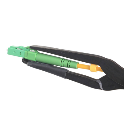 Connectez et retirez facilement les câbles à fibre optique avec le connecteur LC SC