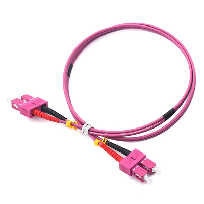 Corde de patch à fibre optique OM4 MM haute performance SC PC à SC PC pour une transmission de données transparente