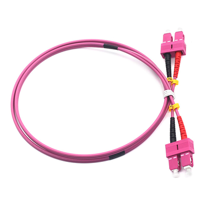 Corde de patch à fibre optique OM4 MM haute performance SC PC à SC PC pour une transmission de données transparente