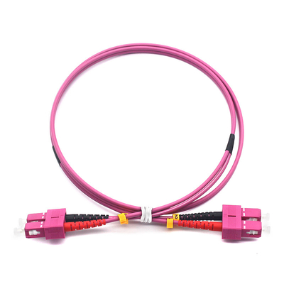 Corde de patch à fibre optique OM4 MM haute performance SC PC à SC PC pour une transmission de données transparente